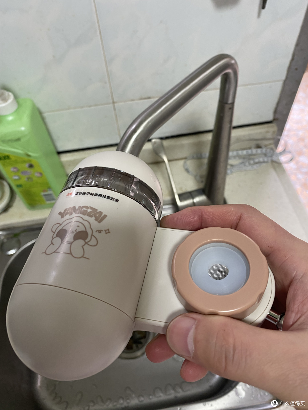 拧开净水器橙色螺母