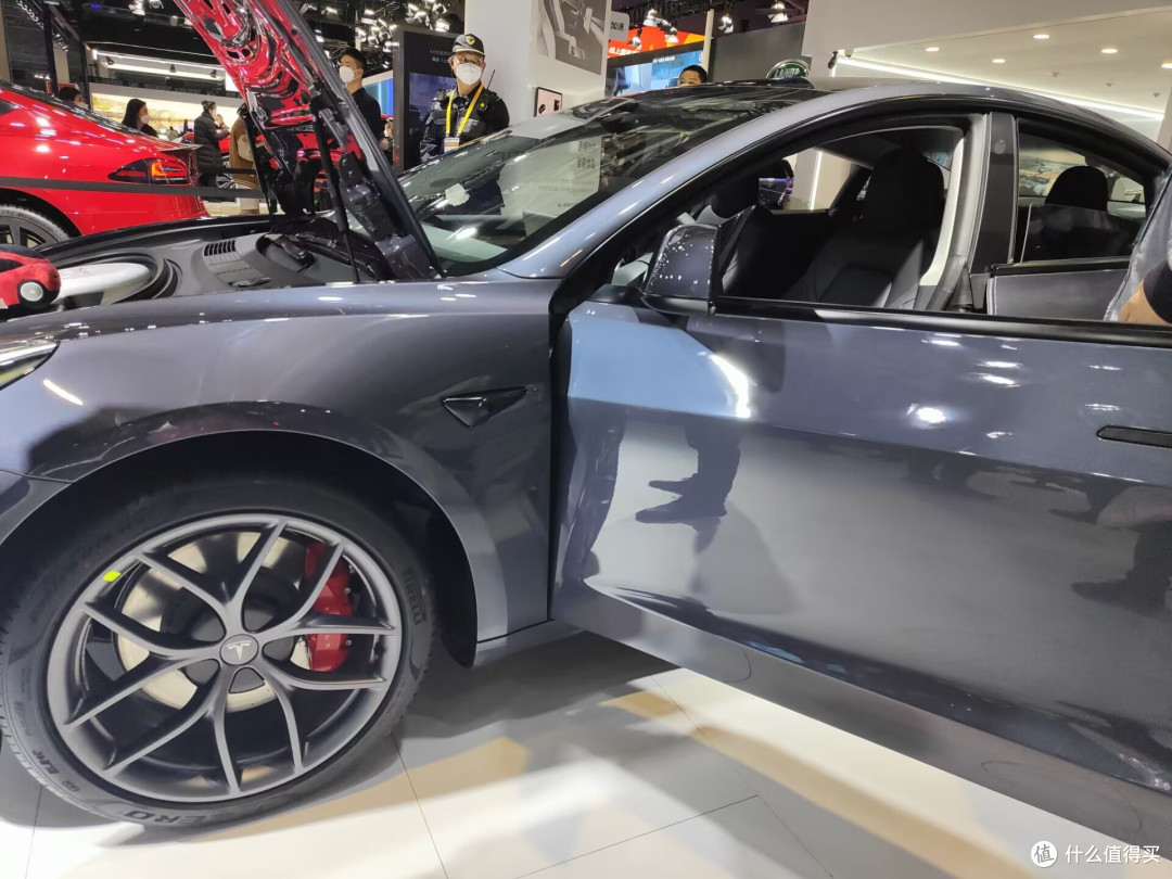 世界上最快的纯电轿车!进博会实拍特斯拉Model S Plaid