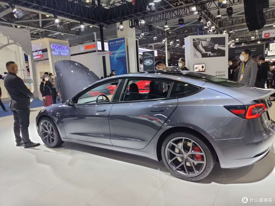 世界上最快的纯电轿车!进博会实拍特斯拉Model S Plaid