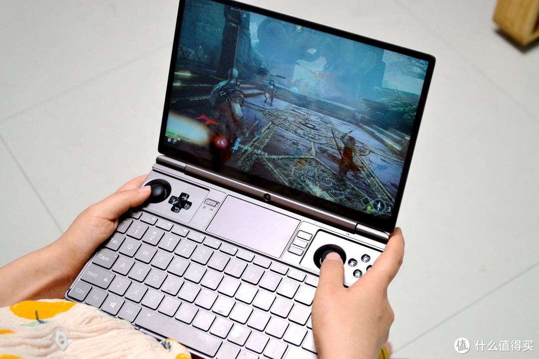 没有独显也能玩3A大作？AMD 6800u加持的GPD WIN Max 2掌机到底有多强，USB4接口还支持显卡拓展坞