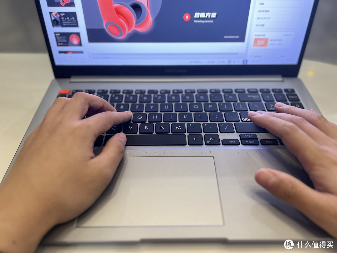 超高颜值、顶级OLED屏幕,华硕无双15.6英寸轻薄本:一款乍见之欢久处心动的笔记本