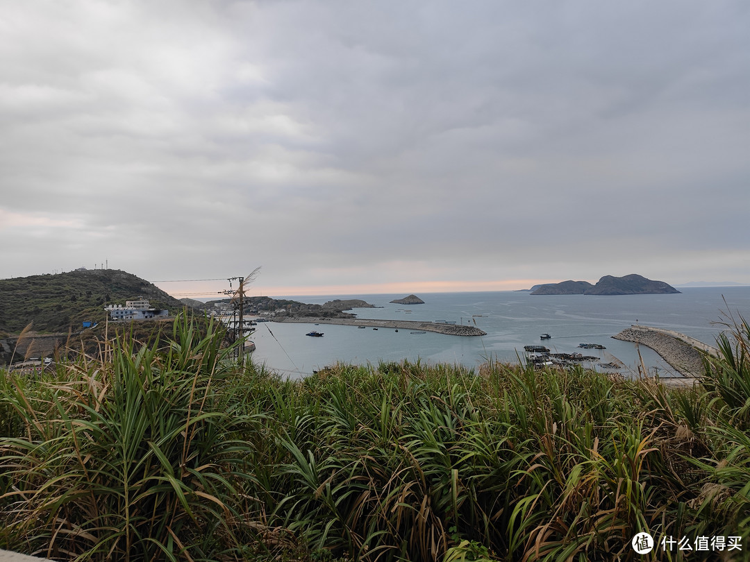 离开环岛公路，往山上骑