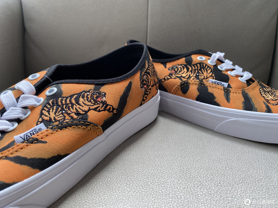虎纹刺绣,Vans Authentic黑橙色板鞋