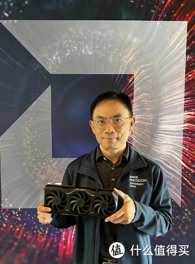 AMD Radeon 技术事业部工程研发高级副总裁王启尚先生展示Radeon RX 7900XTX 显卡：
