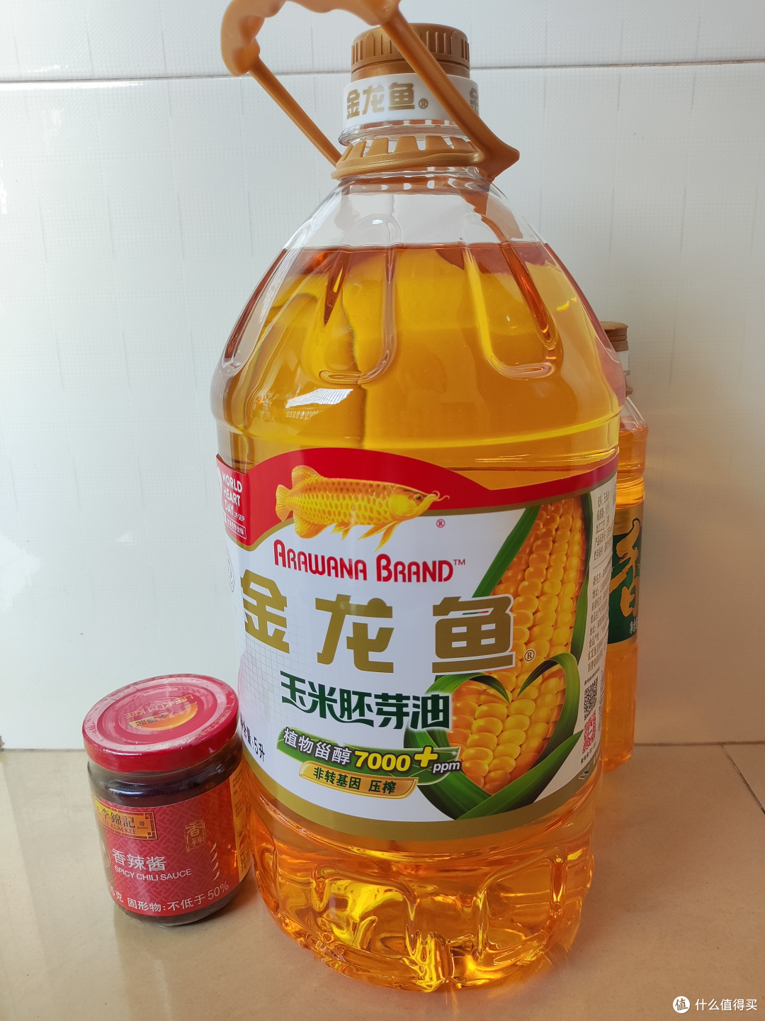 今天新亚超市用券买入的油和香辣酱