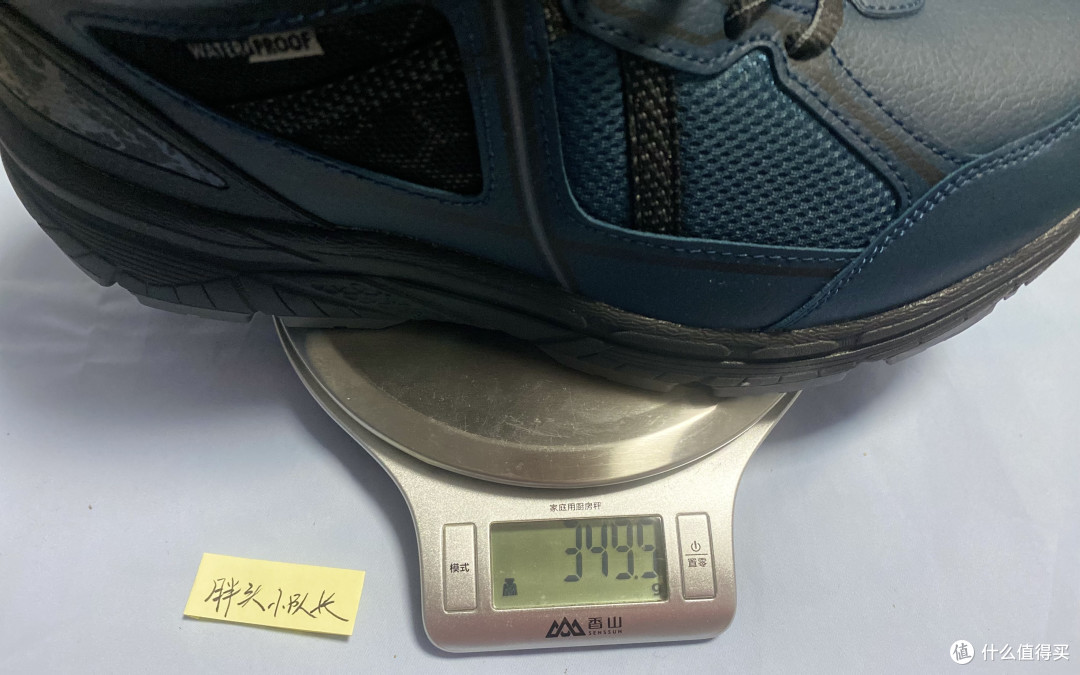 鞋底采用轻质压缩EVA的弯曲性材质,能有效减轻脚部的负担。