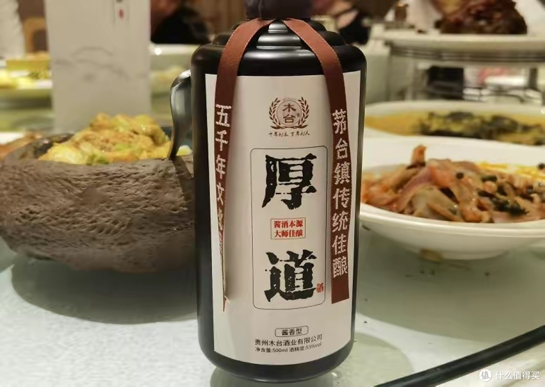 喝酒时,为什么旁边要放1瓶矿泉水?内行人都懂,外行只会看热闹