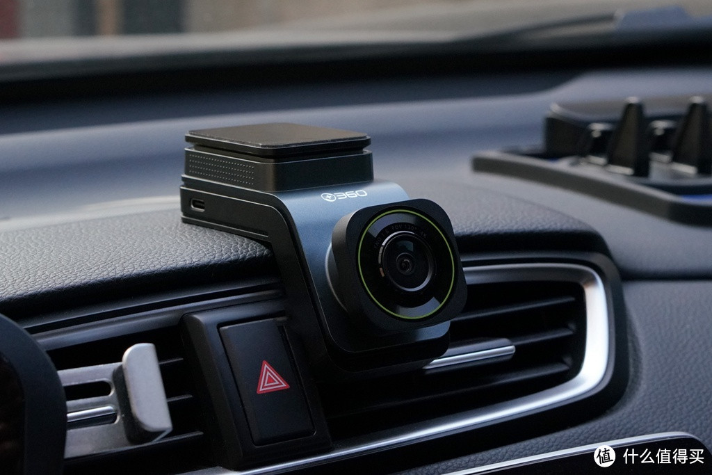 360 G900行车记录仪：司机必备！全面保障行车安全