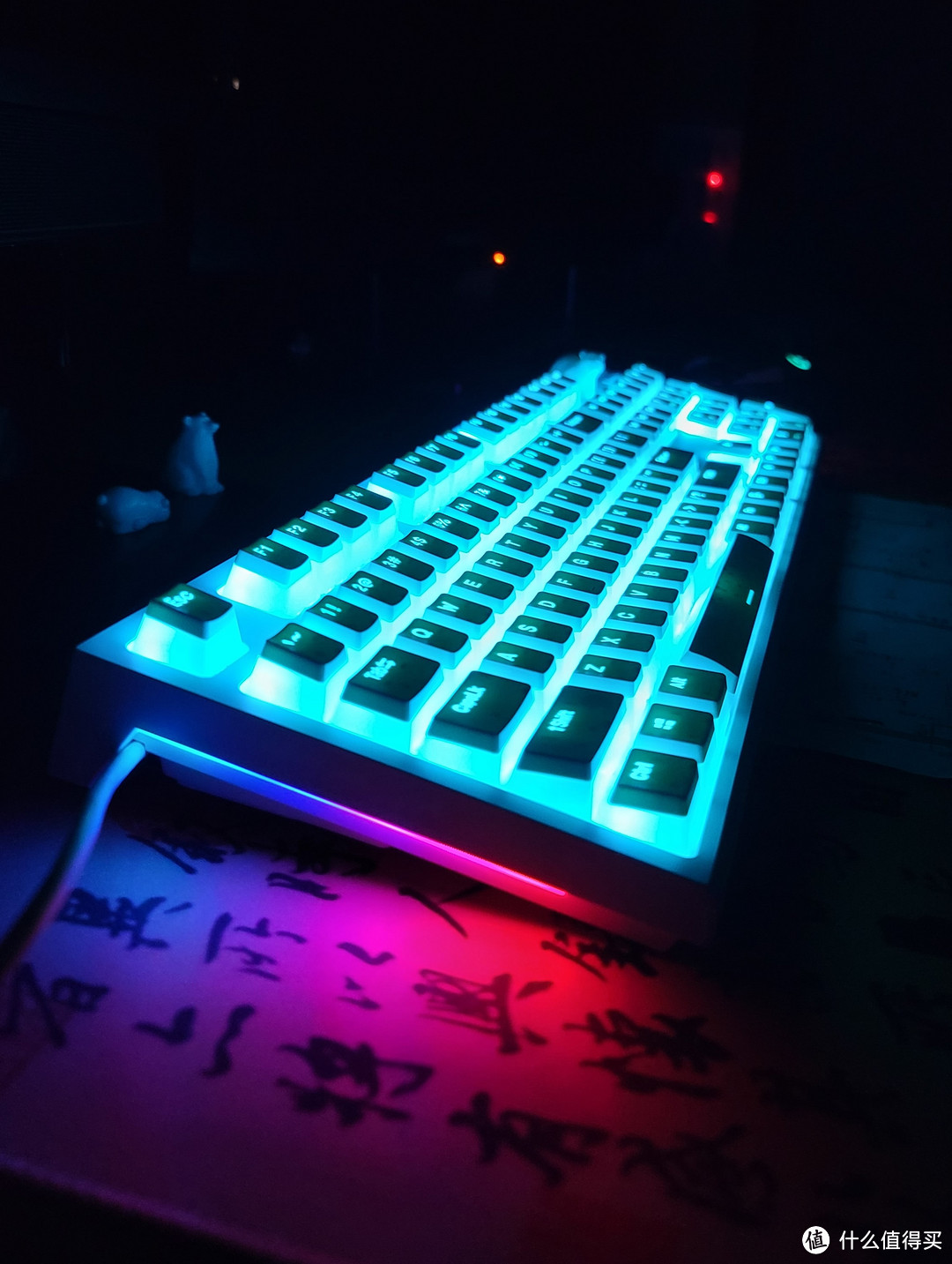 单色蓝背光，侧边RGB是键盘自带灯带，有几种效果可调