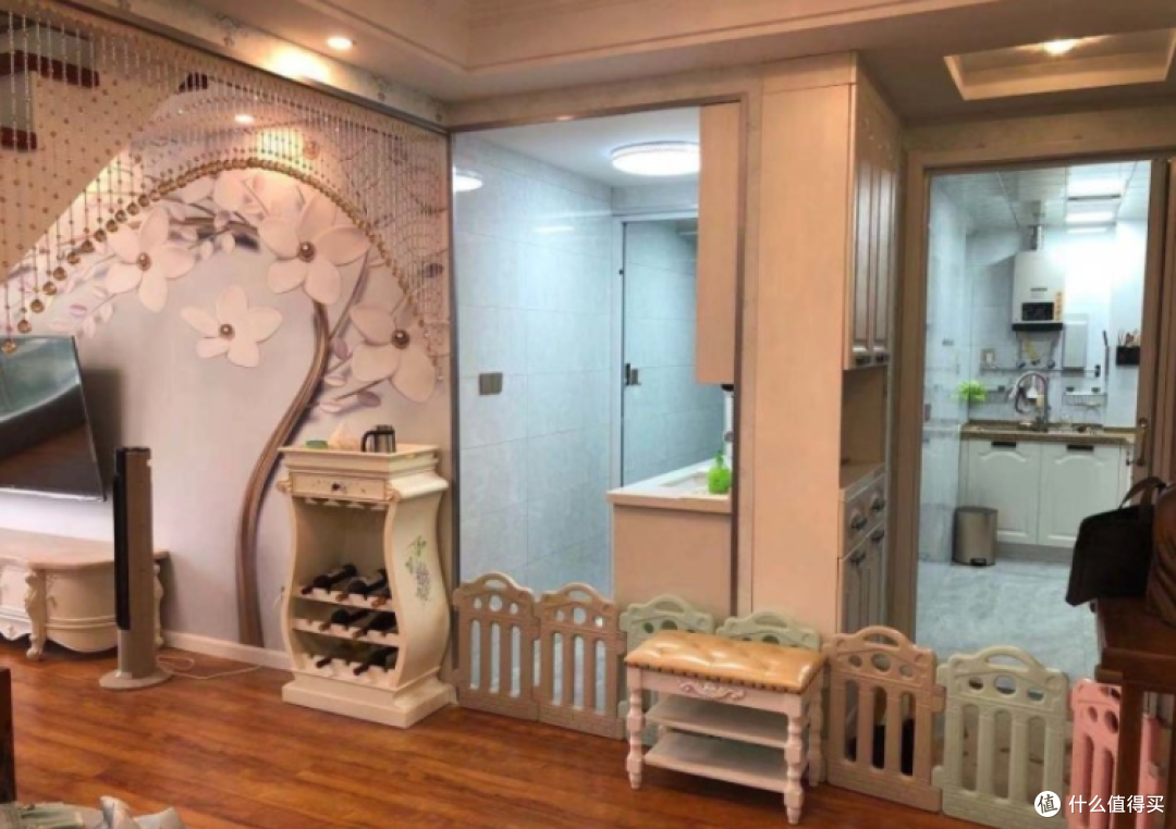 买50㎡小复式当婚房,装成2室2厅格局,一楼客餐厅,二楼两个卧室