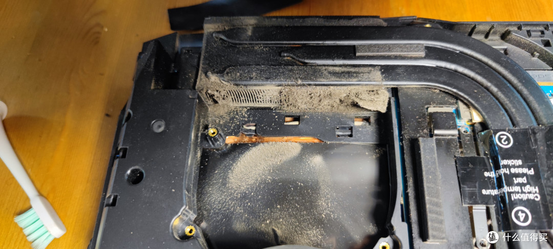 五年多了风扇出风口真脏啊,不清灰真不行。