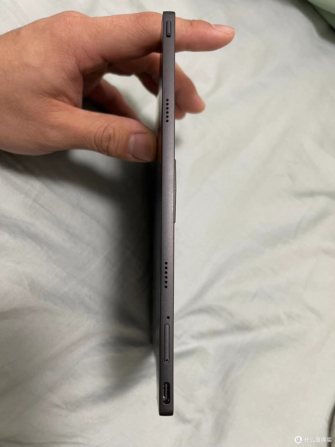 机身左侧布局了电源开关、喇叭孔、SD卡槽、TYPE C充电口。说到这里不得不吐槽一下，如果你配套使用了官方的保护套，你会发现每次保护套盖起来的时候，左边这个充电口被盖住了，所以充电只能在打开保护盖的情况下才行，不过我觉得主要原因还是机身上下右侧边缘都太薄了，无法布局接口。