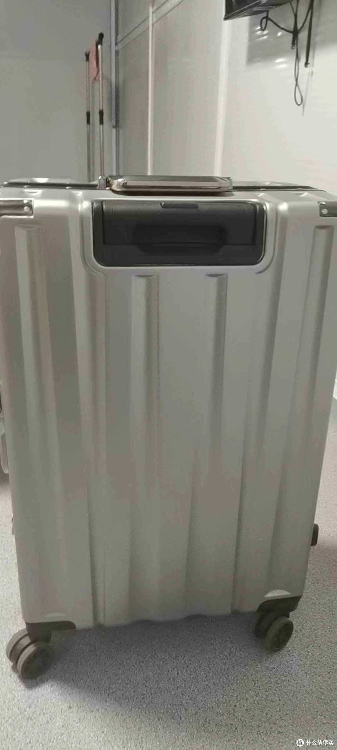 24寸行李箱被室友种草的这个还挺好用，空间内存也大大的，很能装