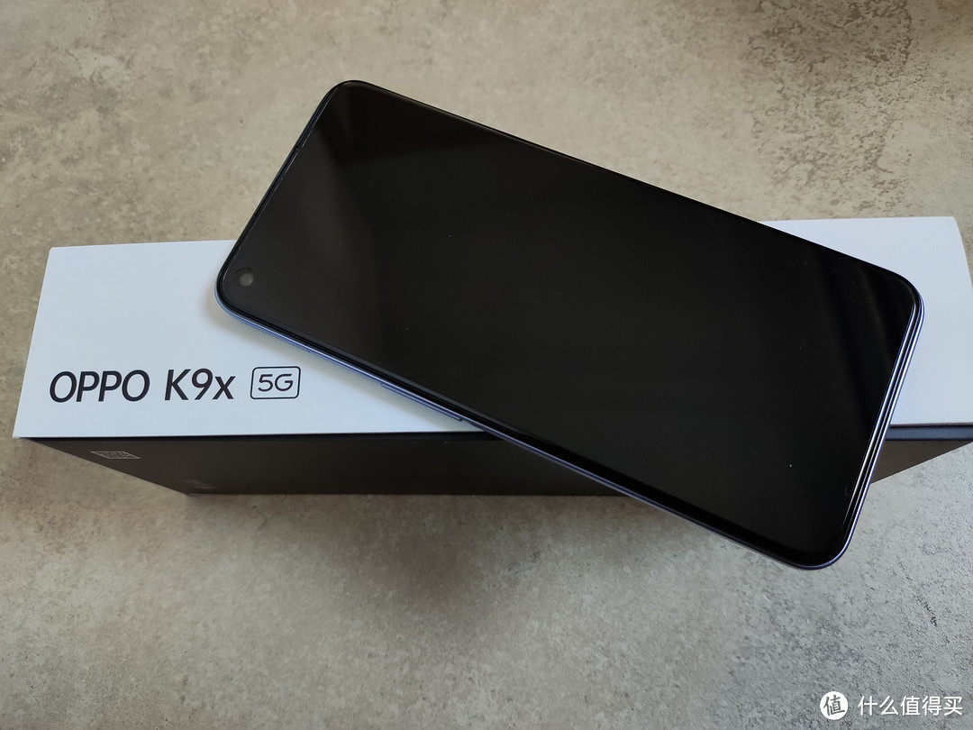 手机盒子侧面写着OPPO K9X