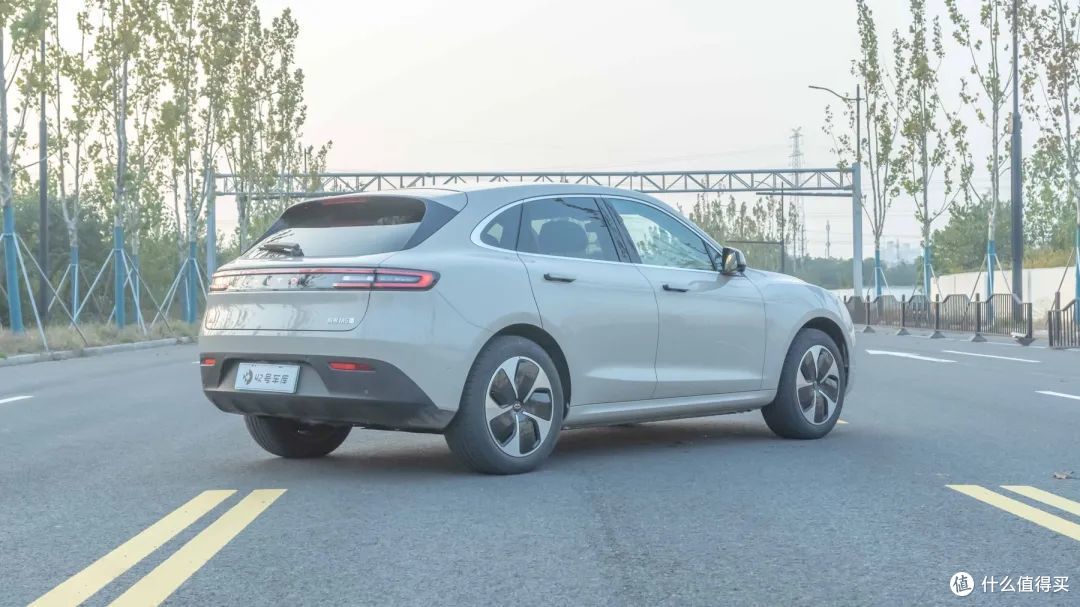 「遥遥领先」的华为,未尽全力的问界 M5 EV | 42Test