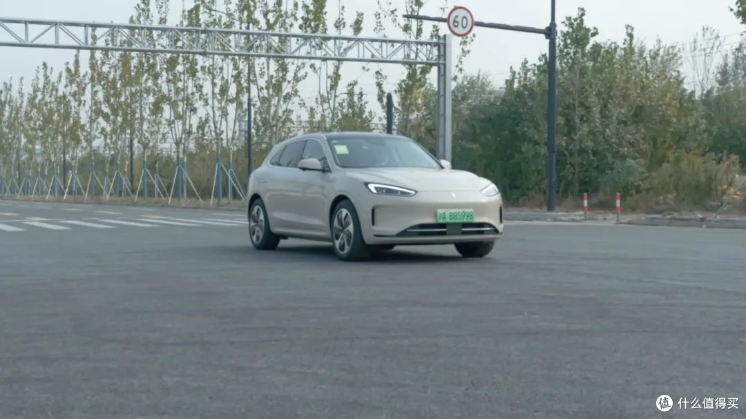 「遥遥领先」的华为,未尽全力的问界 M5 EV | 42Test