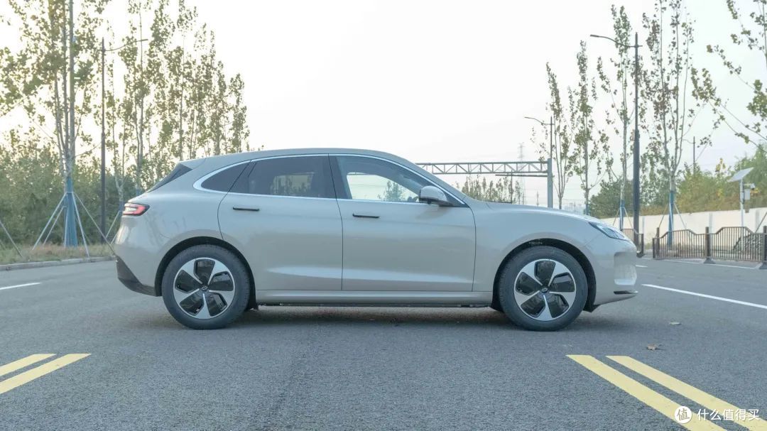 「遥遥领先」的华为,未尽全力的问界 M5 EV | 42Test
