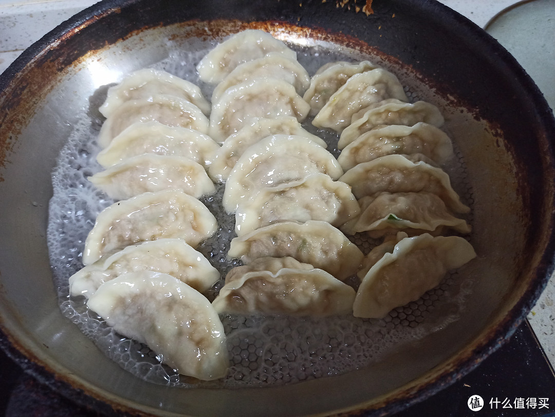 周末在家做饺子，做煎饺子和炕饺子的要点分享。