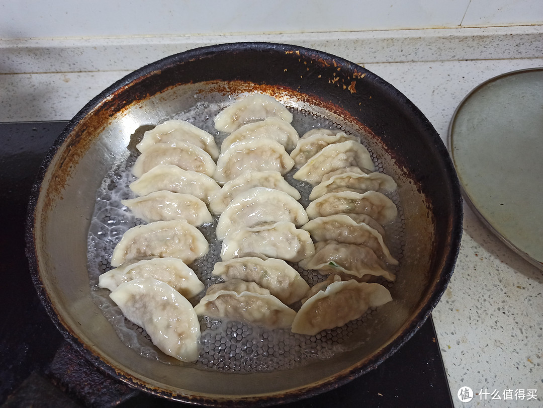 周末在家做饺子，做煎饺子和炕饺子的要点分享。