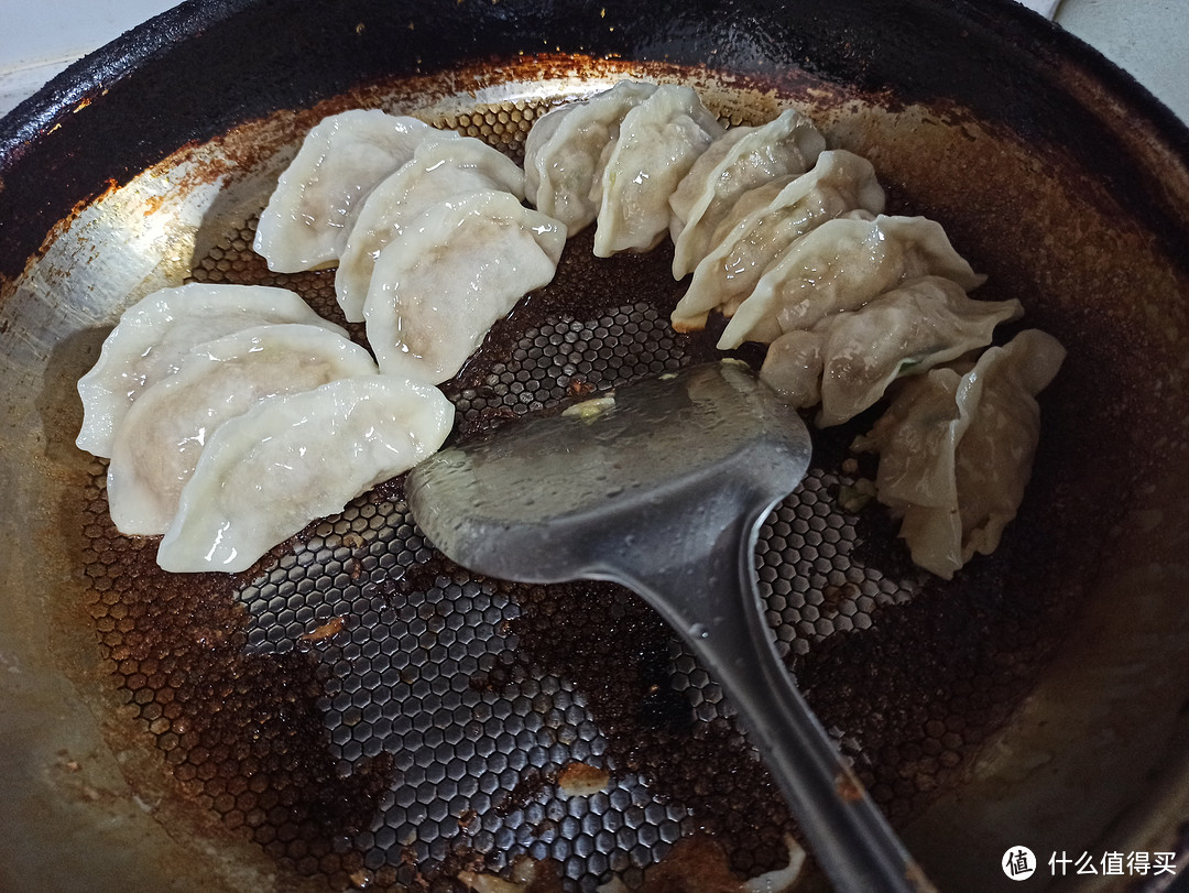 周末在家做饺子，做煎饺子和炕饺子的要点分享。