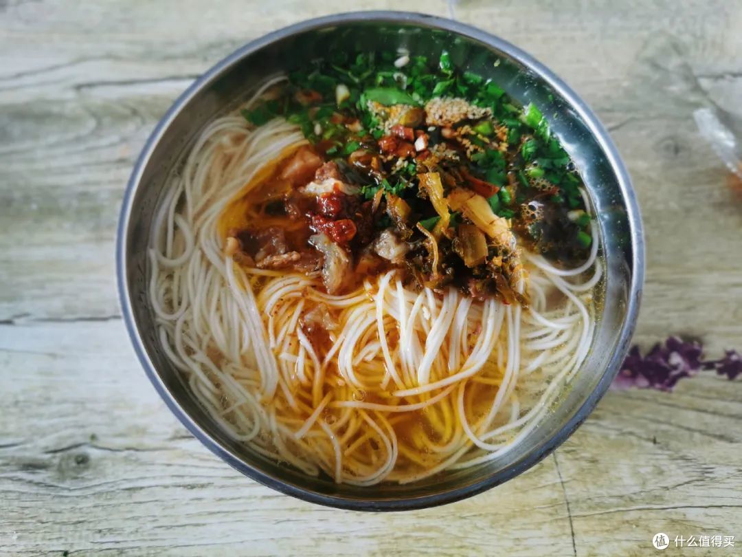 赏银杏泡温泉,这个边陲小镇才是秋冬顶流!