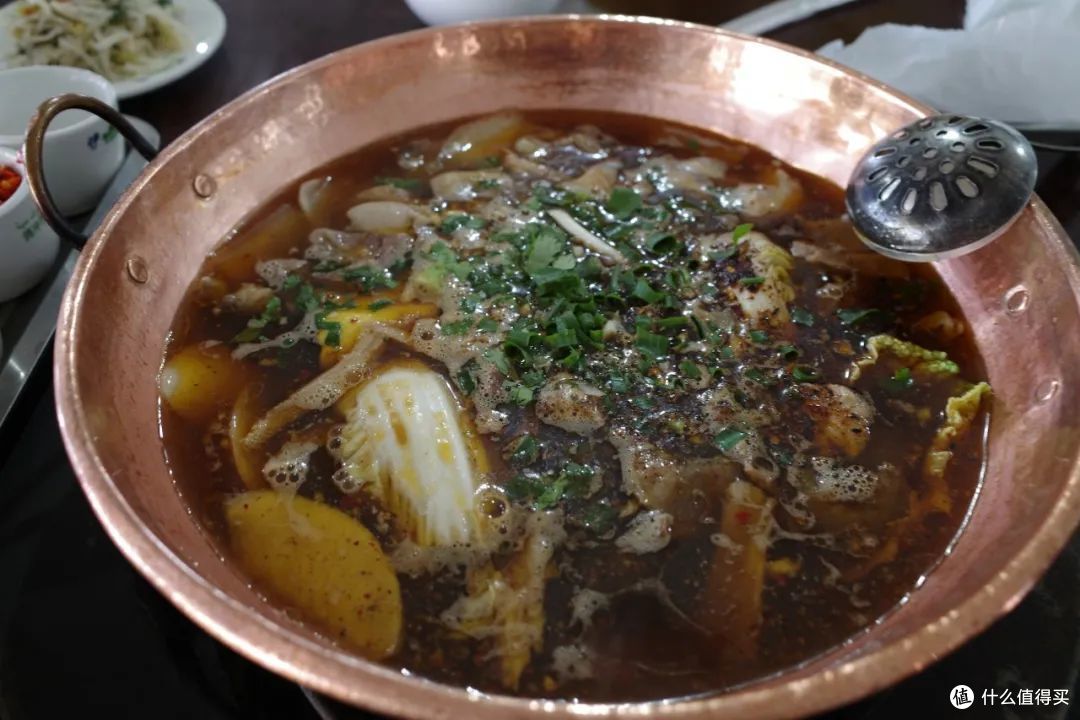 赏银杏泡温泉,这个边陲小镇才是秋冬顶流!