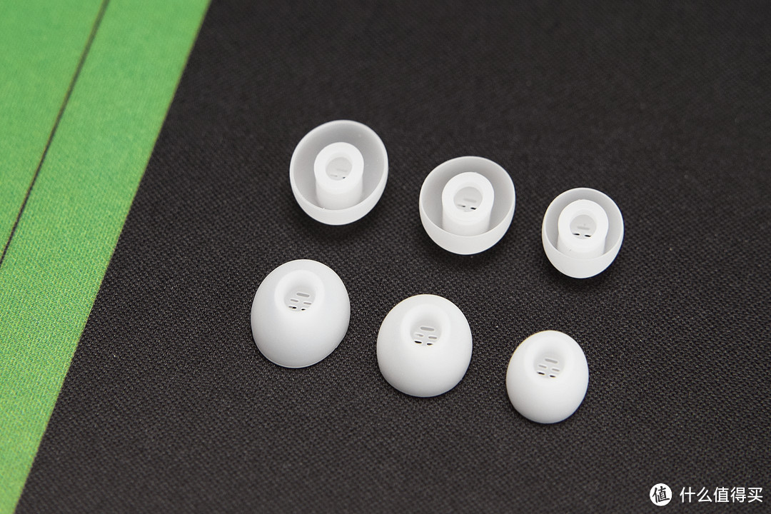 Earbuds X3提供了三种尺寸的耳帽,默认使用的是中号