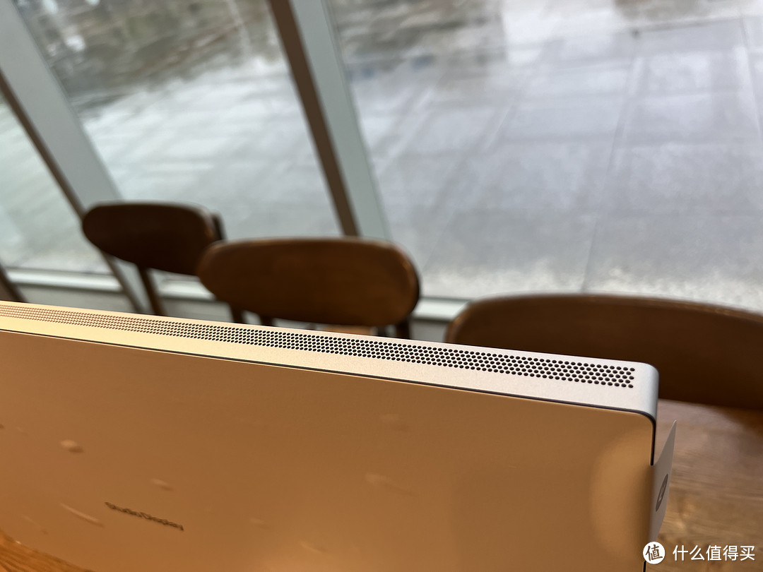 穷人也能买得起Apple显示器，官翻Studio Display开箱简评。