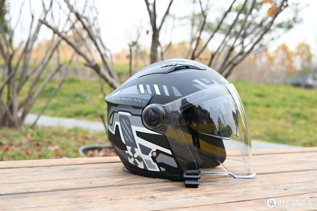 设计俊俏的冬季摩托头盔，保暖出色安全又好用