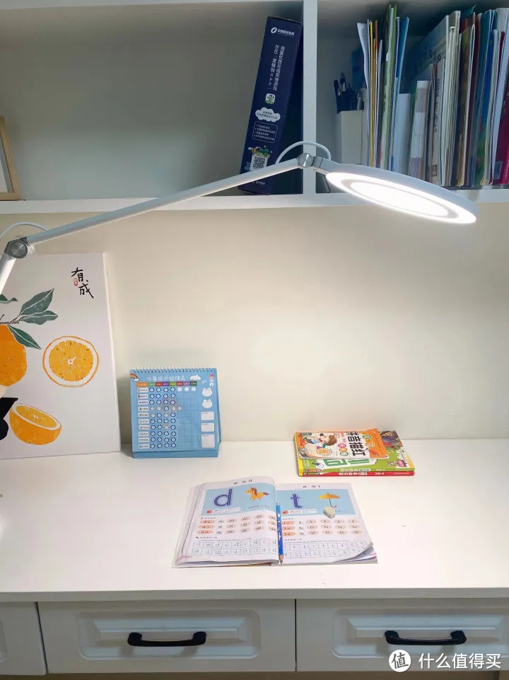 选好一盏落地护眼灯，大面积柔和自然光，点亮了孩子的学习氛围