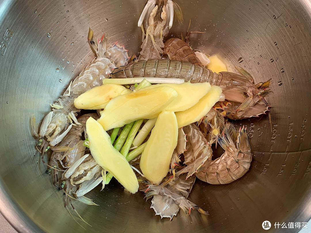 把皮皮虾放进空气炸锅里，不加一滴水，出锅香辣入味，太香了