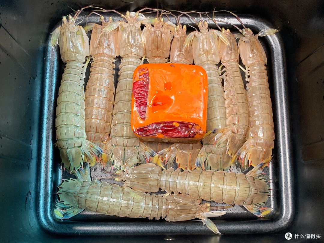 把皮皮虾放进空气炸锅里，不加一滴水，出锅香辣入味，太香了