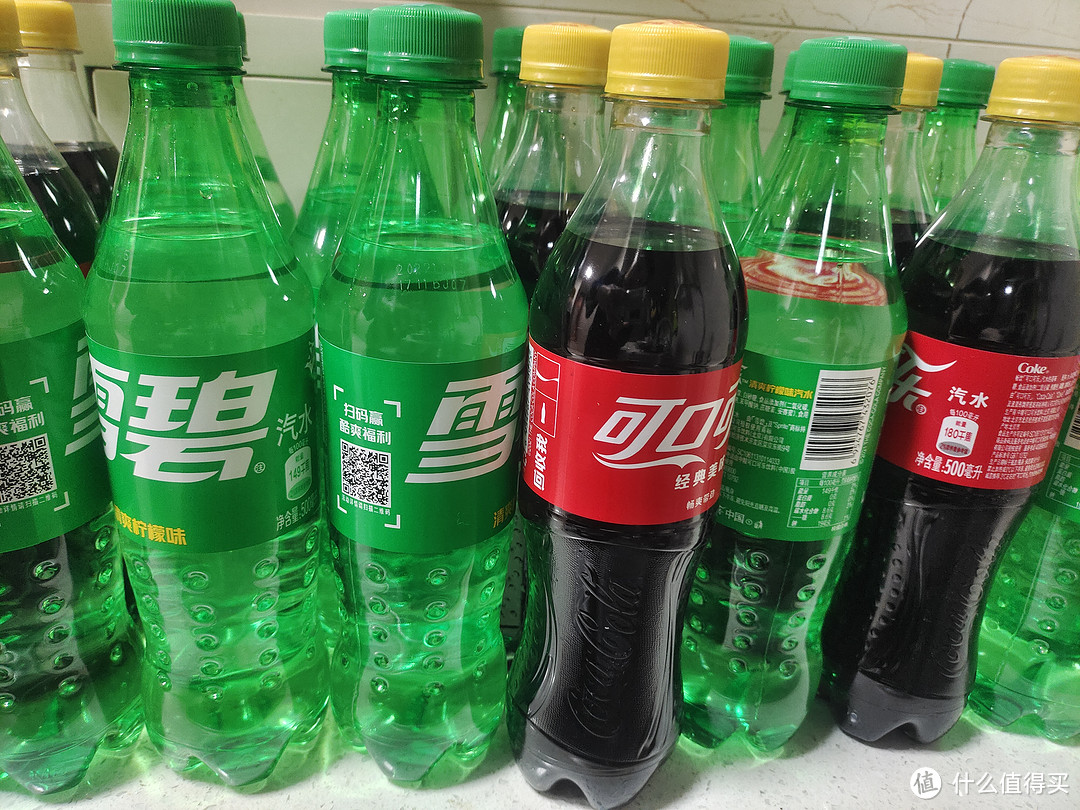 为了得到这两个免费的可口可乐联名足球，我买了48瓶可乐!