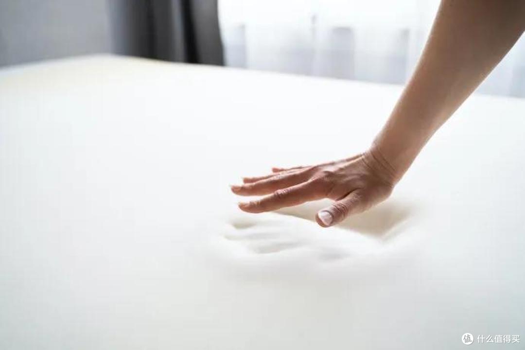 床垫选购挑选指南：弹簧式、乳胶、记忆床垫哪个舒服？柔软支撑性又好的床垫有哪些？