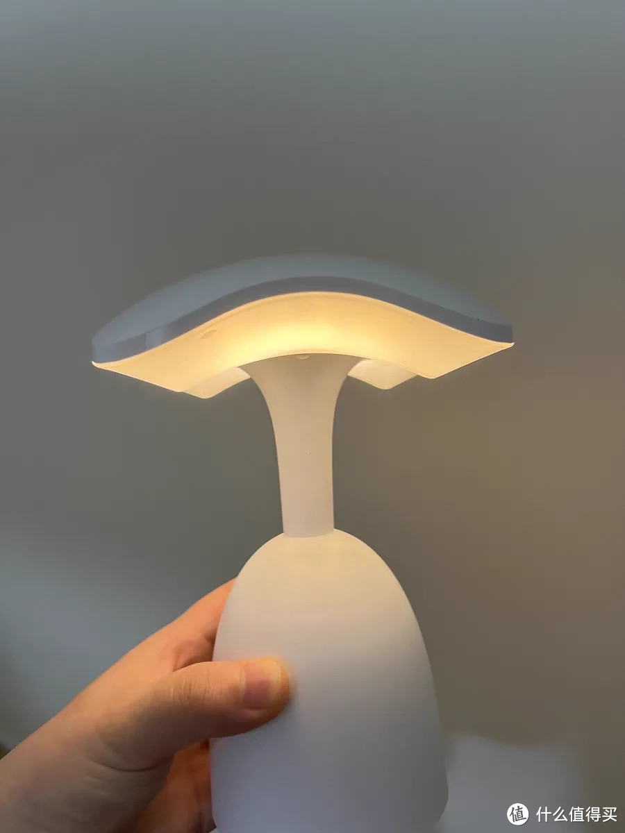 这款触摸式的小夜灯，三种可变光的设计