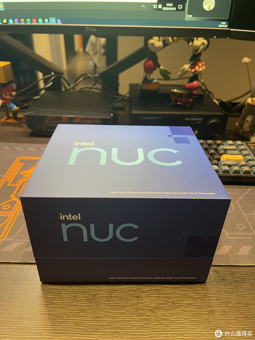 很Intel的一代代传承的蓝色包装，上面写清楚了是NUC 12 Pro Mini PC 和 12代的Intel处理器