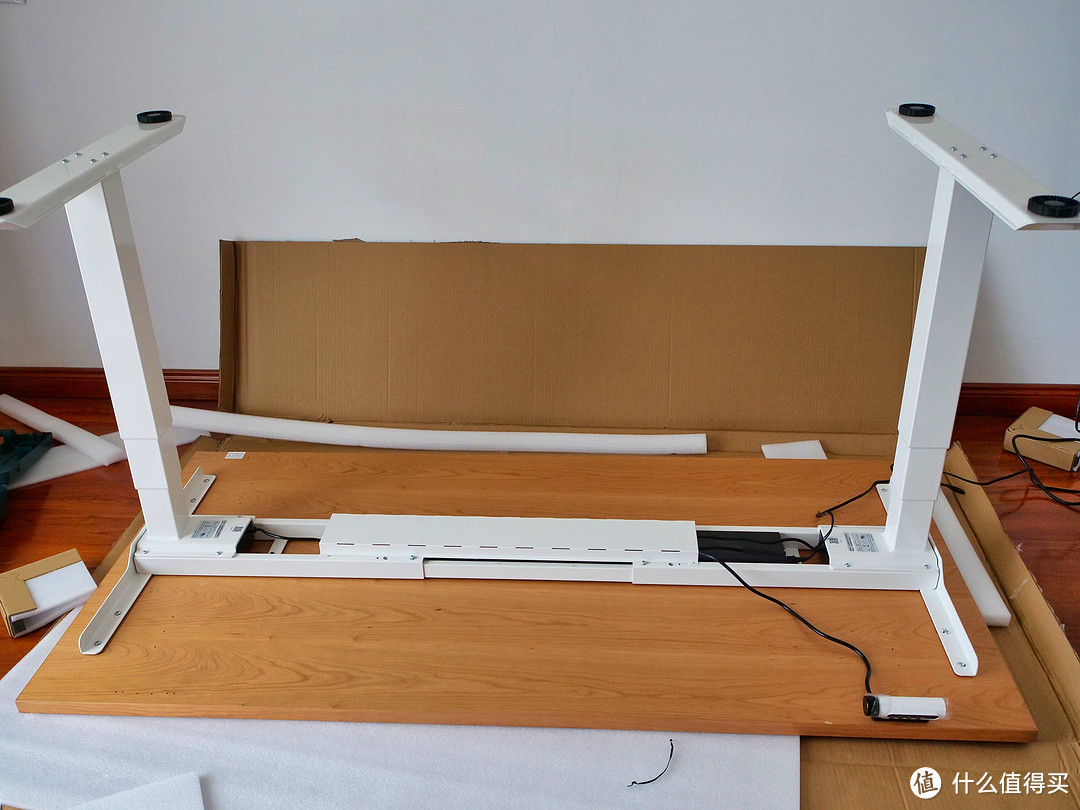 700元实木书桌完美升级：自行组装电动升降桌，从安装细节看选购要点