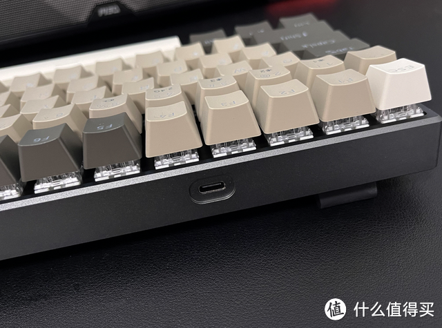 小巧紧凑，多模机械键盘：雷柏V700-8A无人区与星光的碰撞