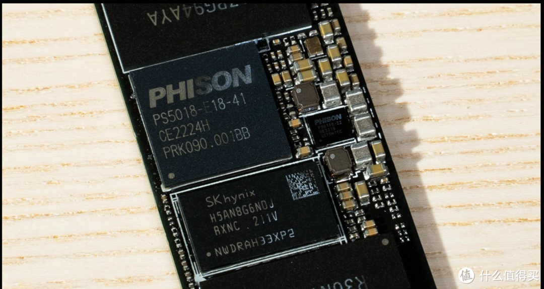 Phison PS5018-E18 控制器，搭配 SK Hynix H5AN8G6NDJ DDR4 内存。