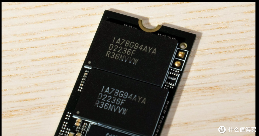 美光的 3D TLC NAND IA7BG94AYA，单颗容量为 256GB。