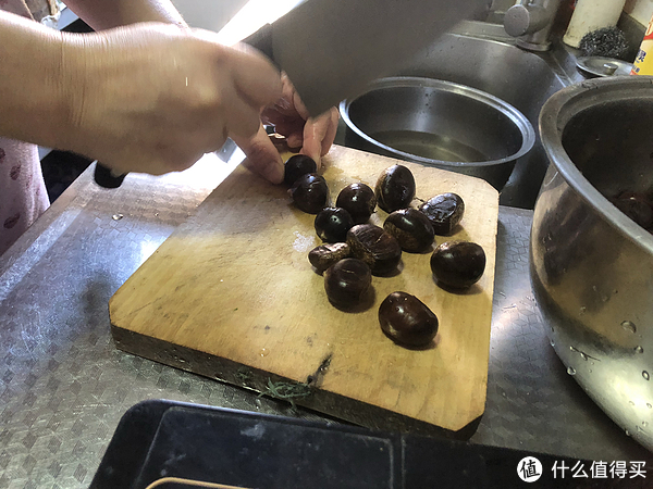 用菜刀在每个栗子上开一个小口