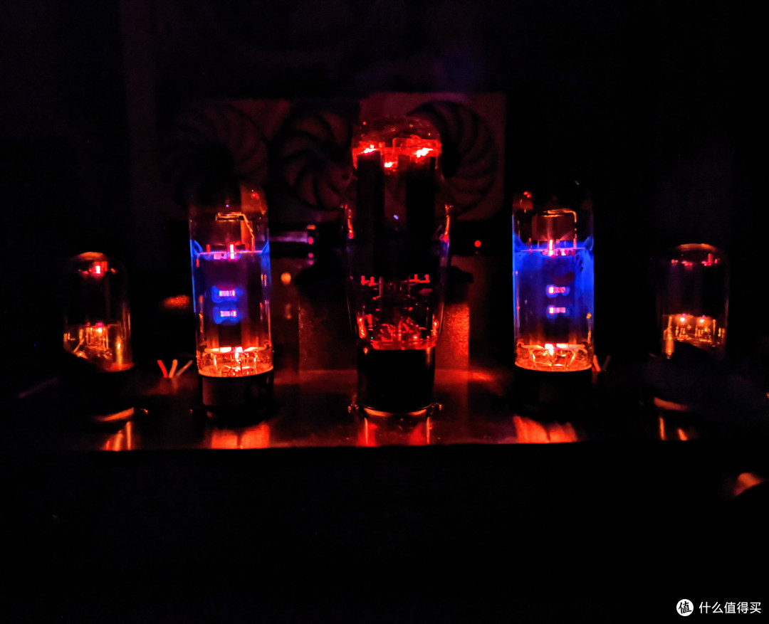 黑夜下发出橙蓝幽光的电子管🍻