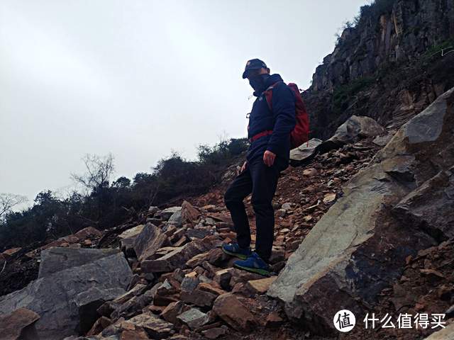 冬天保暖,一件ok:单导轻量连帽保暖棉服