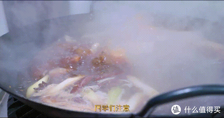 厨师长教你：“五香熏鸡”的家常做法，先卤后熏，皮香肉嫩