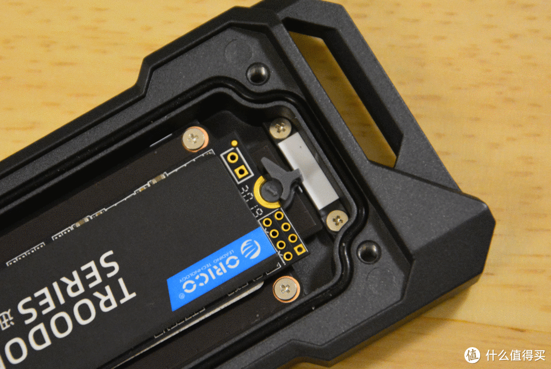 重装上阵！SSD有了铠甲当所向无敌，华硕TUF铠甲移动硬盘盒体验
