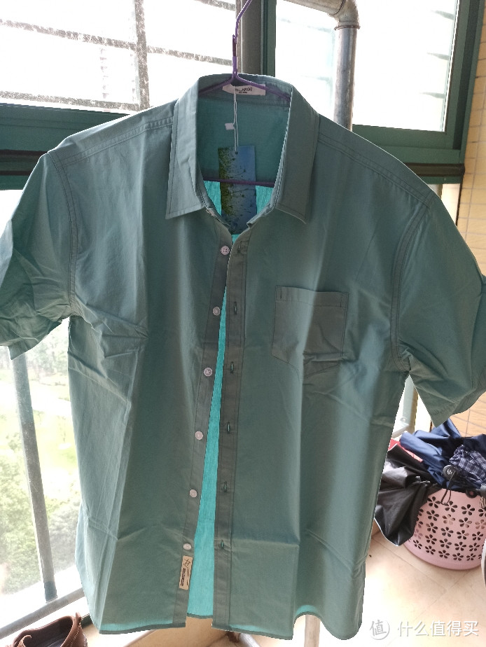 反向操作很省钱，冬天购买夏季短袖：宽松休闲湖蓝短袖衬衫。