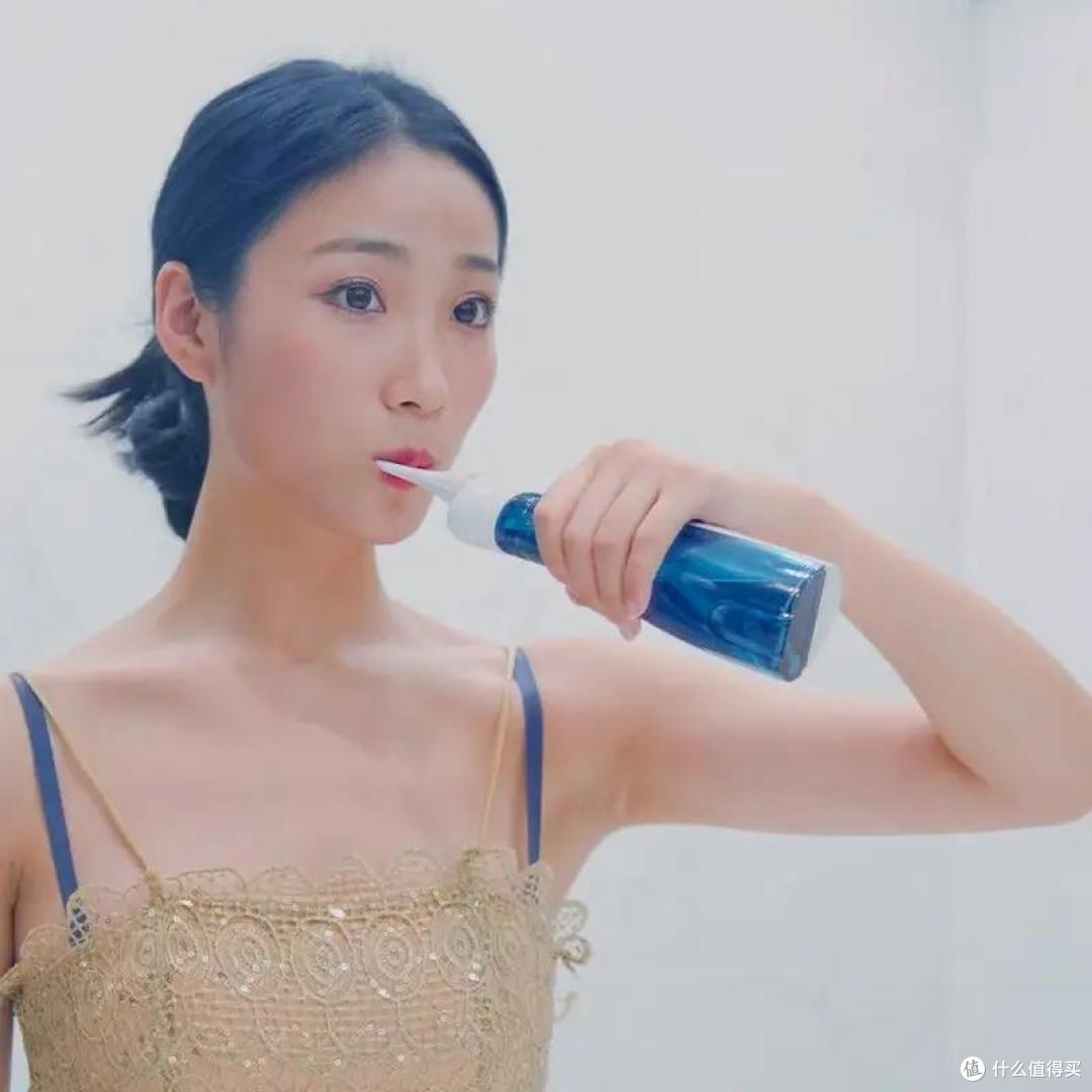 牙缝总难剔干净，用温和洁牙器替换难用牙签