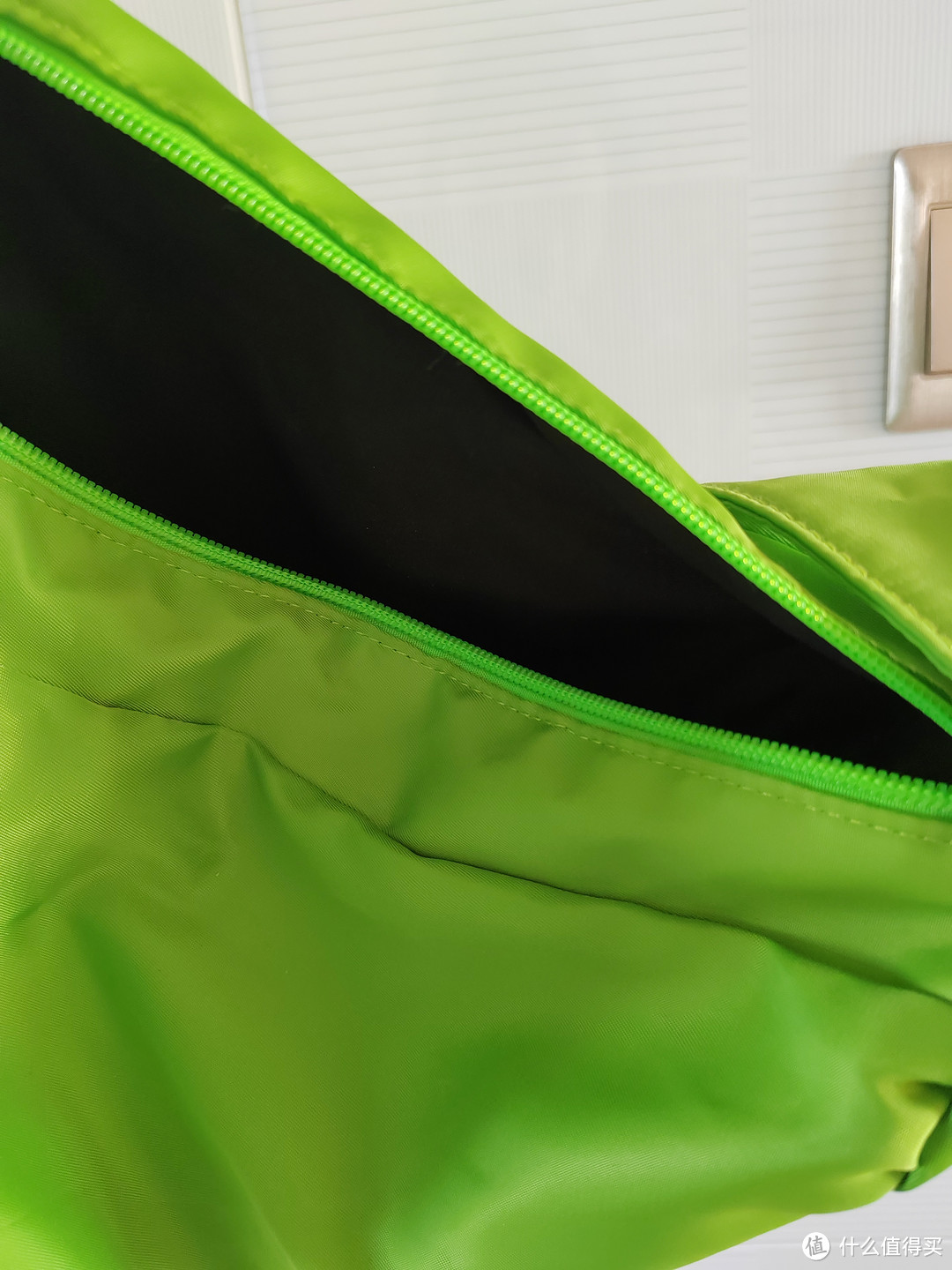 绿色斜挂包才是最流行的包！