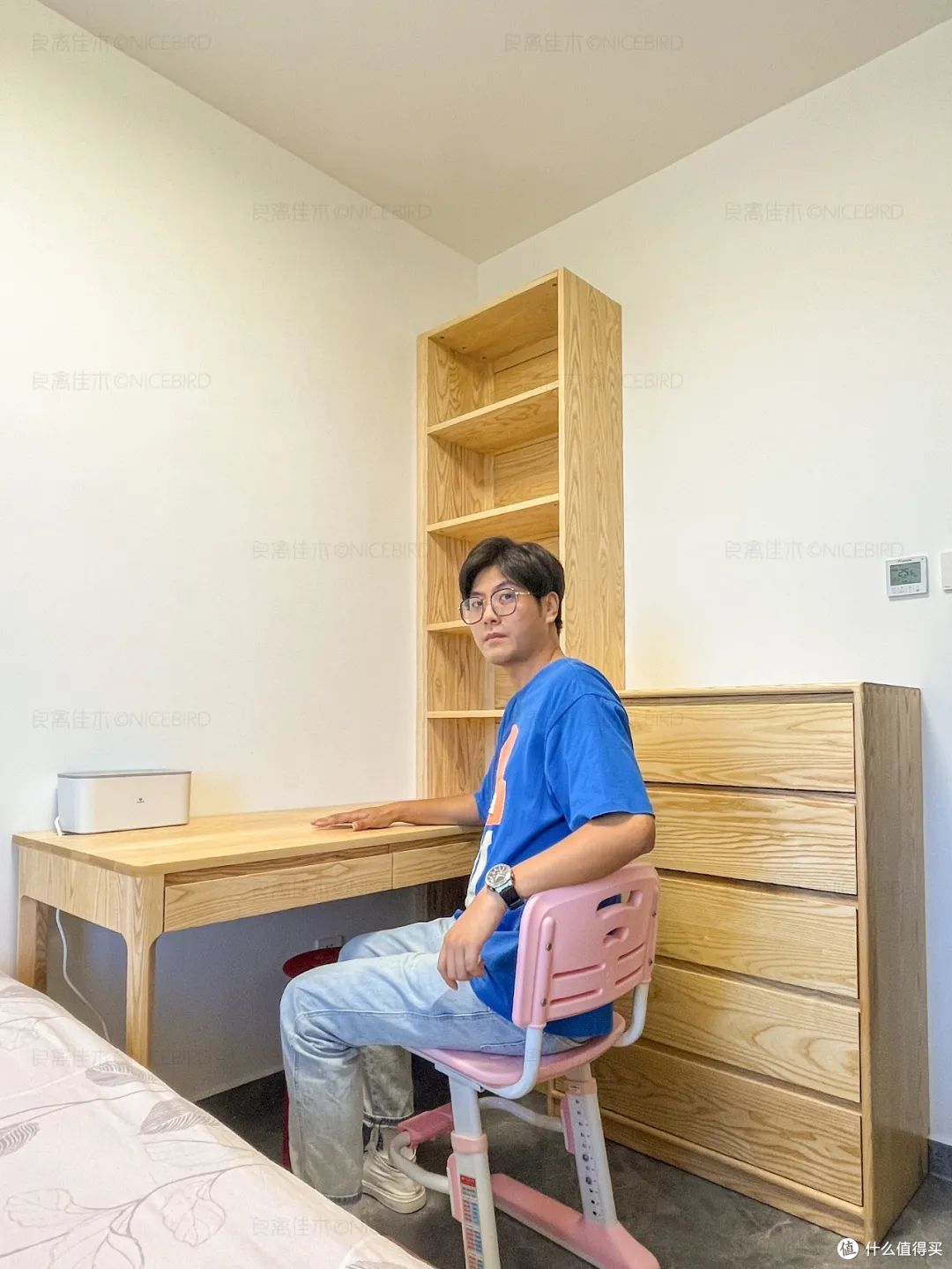 客厅多宽能做沙发背景书柜?北京业主巧用洄游动线打造更多家人互动场景