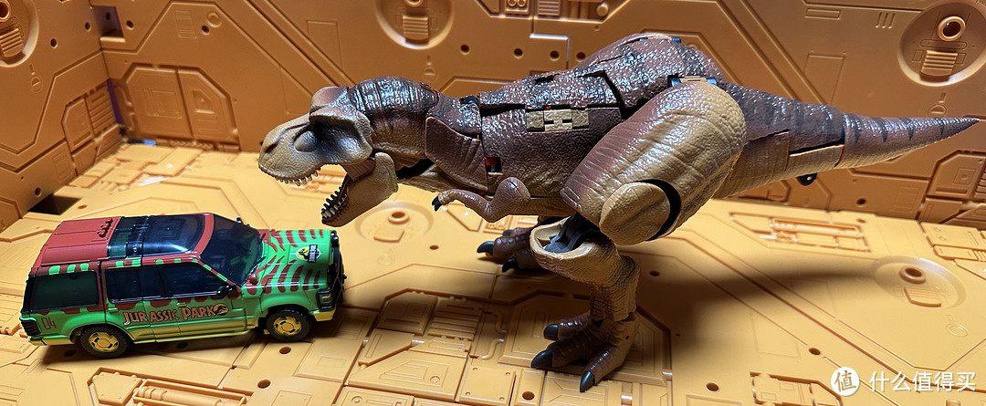 大恐龙+小越野车的组合～侏罗纪联名款变形金刚